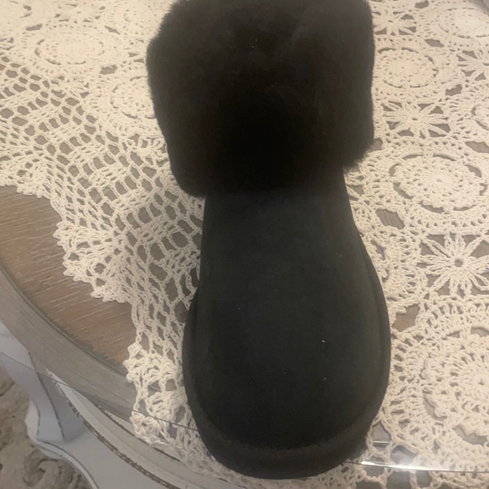 Brand new classic mini fluff UGGS.  Black size 7